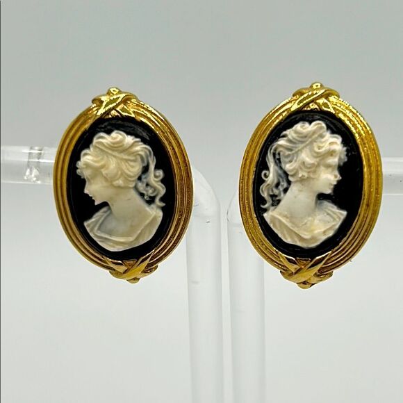 Vintage Gold tone and Black Cameo Earrings - Clip on - Picture 1 of 3